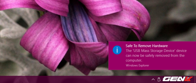 Khi thấy xuất hiện thông báo “Safe To Remove Hardware”, lúc này bạn hãy thực hiện việc “kéo” USB ra khỏi cổng.