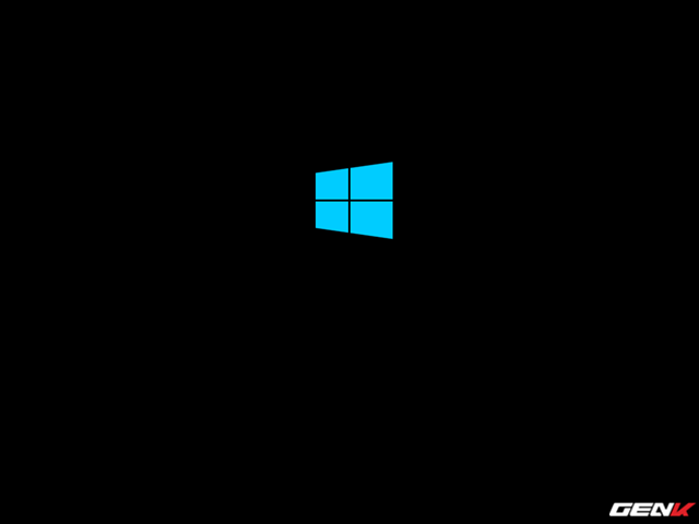 Chờ vài giây để máy tính tiến hành boot vào USB. Khi boot thành công, logo Windows sẽ hiện ra.